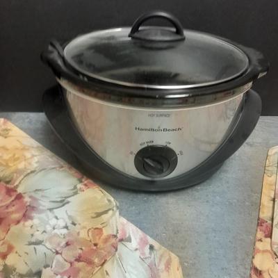 Three-piece Hamilton Crockpot with four placemats
