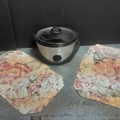 Three-piece Hamilton Crockpot with four placemats