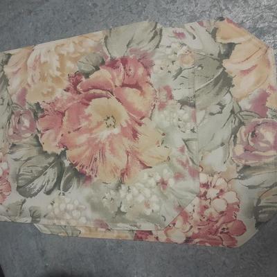 Three-piece Hamilton Crockpot with four placemats