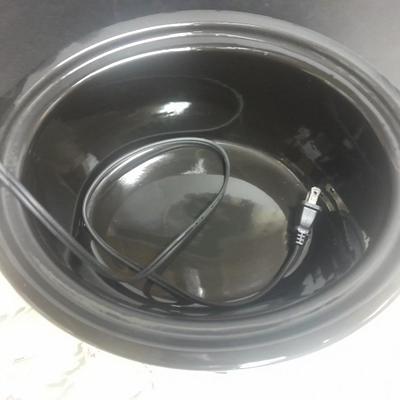 Three-piece Hamilton Crockpot with four placemats