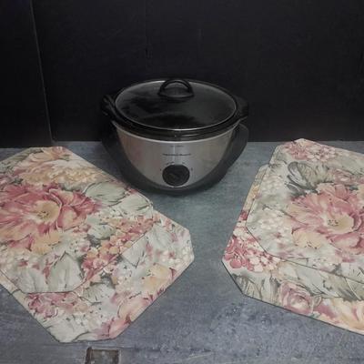Three-piece Hamilton Crockpot with four placemats