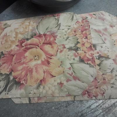 Three-piece Hamilton Crockpot with four placemats