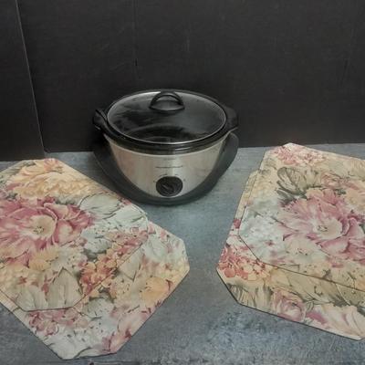 Three-piece Hamilton Crockpot with four placemats