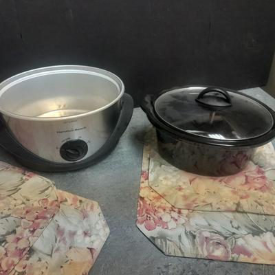 Three-piece Hamilton Crockpot with four placemats