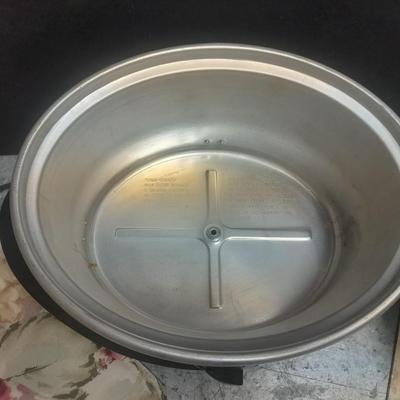 Three-piece Hamilton Crockpot with four placemats