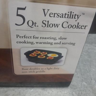 Westbend 5 Quart Slow cooker perfect for roasting, slow cooking, warming and serving! Non stick griddle