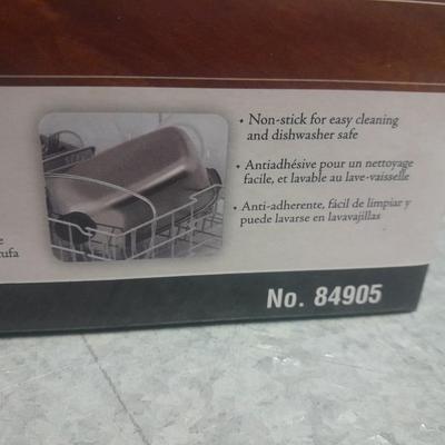 Westbend 5 Quart Slow cooker perfect for roasting, slow cooking, warming and serving! Non stick griddle