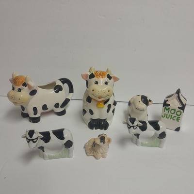 Kitchen cow Decor, Sugar bowl, creamer, napkin rings and more Holstien Collectibles