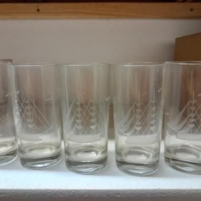 Etched ship drinking glasses with plastic handled drinking mugs.