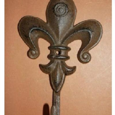 Antique-look Fleur De Lis Bath Decor