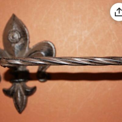Antique-look Fleur De Lis Bath Decor