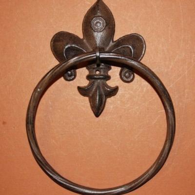 Antique-look Fleur De Lis Bath Decor