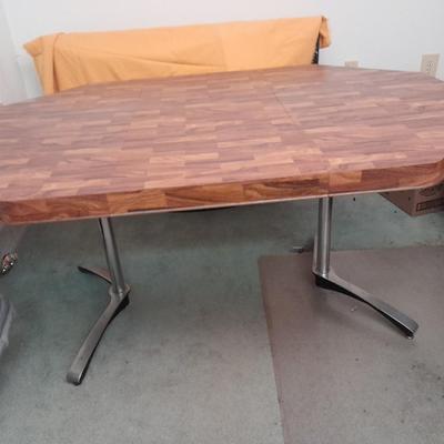 Diningroom table with 4 matching Howell chairs, and tablecloth.
