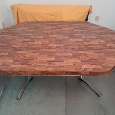 Diningroom table with 4 matching Howell chairs, and tablecloth.