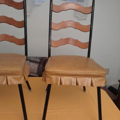 Diningroom table with 4 matching Howell chairs, and tablecloth.