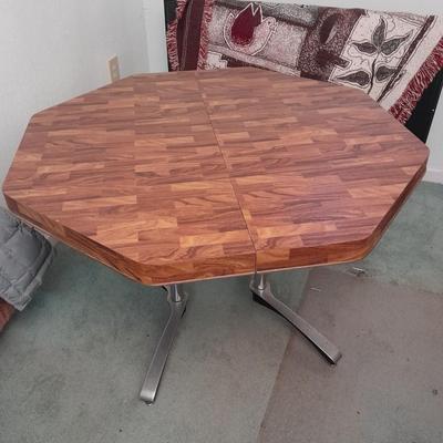 Diningroom table with 4 matching Howell chairs, and tablecloth.
