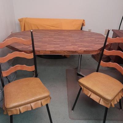 Diningroom table with 4 matching Howell chairs, and tablecloth.