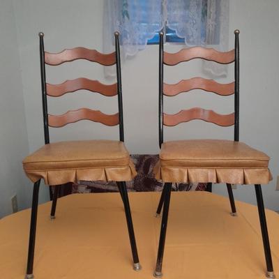 Diningroom table with 4 matching Howell chairs, and tablecloth.