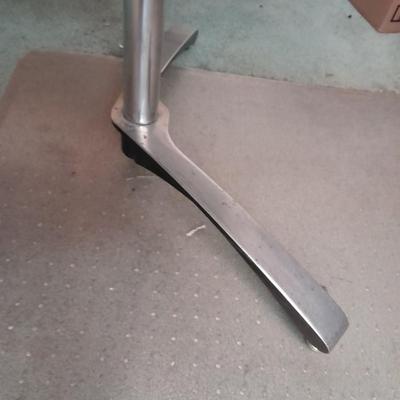 Diningroom table with 4 matching Howell chairs, and tablecloth.