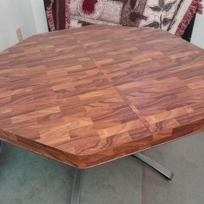 Diningroom table with 4 matching Howell chairs, and tablecloth.