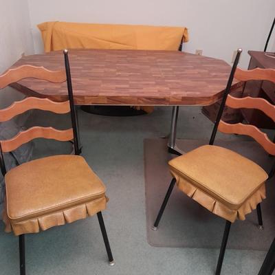 Diningroom table with 4 matching Howell chairs, and tablecloth.