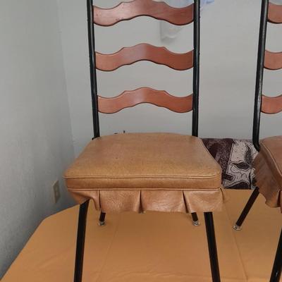 Diningroom table with 4 matching Howell chairs, and tablecloth.