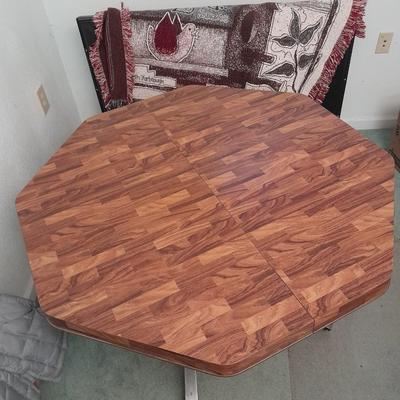 Diningroom table with 4 matching Howell chairs, and tablecloth.