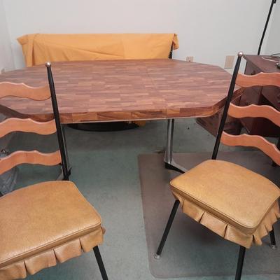 Diningroom table with 4 matching Howell chairs, and tablecloth.