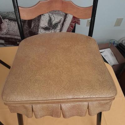 Diningroom table with 4 matching Howell chairs, and tablecloth.