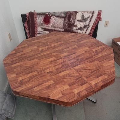 Diningroom table with 4 matching Howell chairs, and tablecloth.