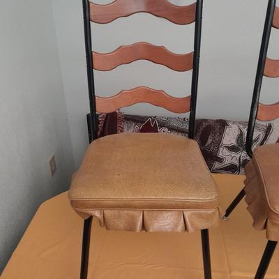 Diningroom table with 4 matching Howell chairs, and tablecloth.