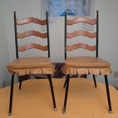 Diningroom table with 4 matching Howell chairs, and tablecloth.