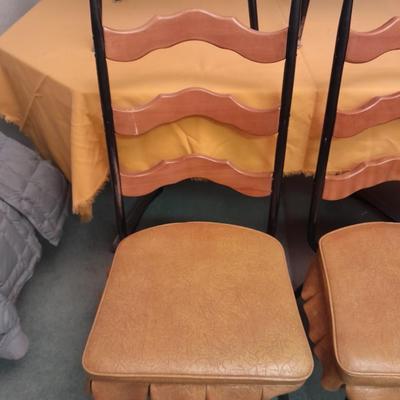 Diningroom table with 4 matching Howell chairs, and tablecloth.