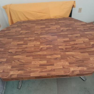 Diningroom table with 4 matching Howell chairs, and tablecloth.
