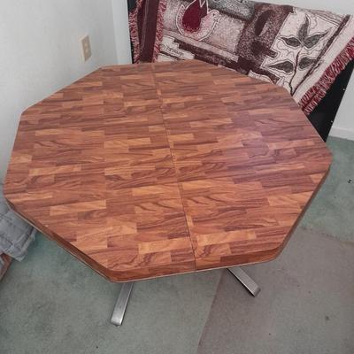 Diningroom table with 4 matching Howell chairs, and tablecloth.