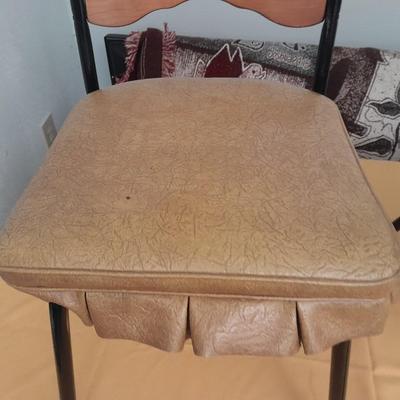 Diningroom table with 4 matching Howell chairs, and tablecloth.