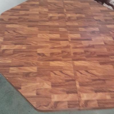 Diningroom table with 4 matching Howell chairs, and tablecloth.
