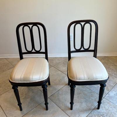 Vintage Drop Leaf Claw Foot Table & 2 Chairs*Read Details