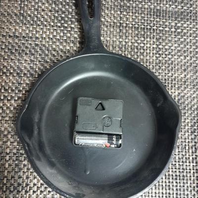 Farberware Knife set in Knife block, Belgian waffle maker, roasting pan, cast iron pan clock and more.