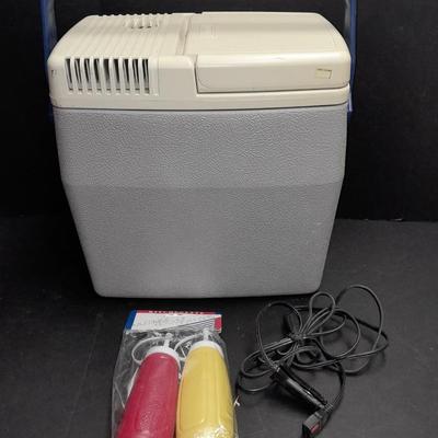Coleman Model 31104 AC Heat / Cool cooler with new condiment bottles