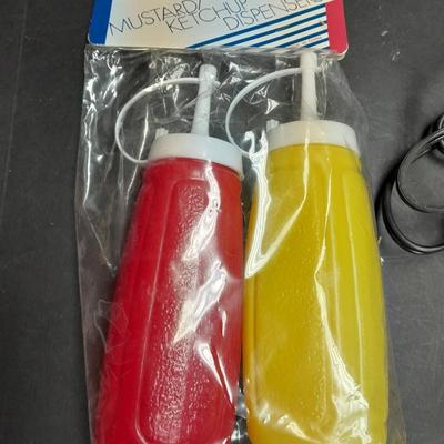 Coleman Model 31104 AC Heat / Cool cooler with new condiment bottles