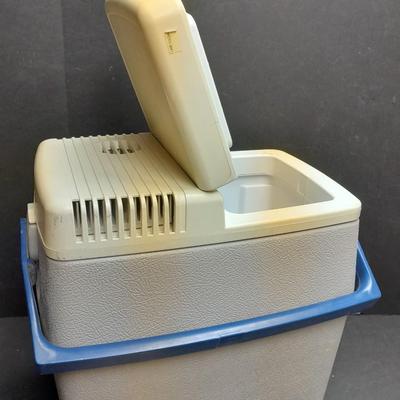 Coleman Model 31104 AC Heat / Cool cooler with new condiment bottles