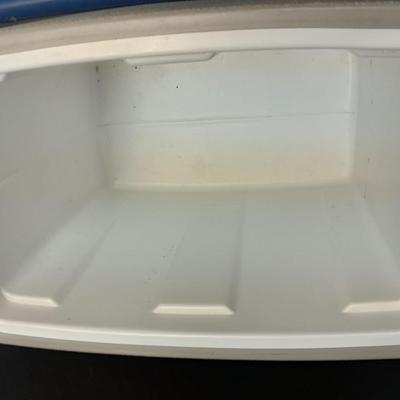 Coleman Model 31104 AC Heat / Cool cooler with new condiment bottles