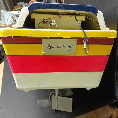 Very neat and Large Vintage RC boat with Attack 4 remote control and accessories