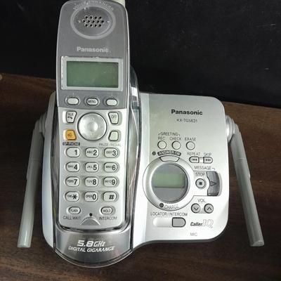 Computer software Microsoft XP, Shout, Media Now, a cordless phone and a radio