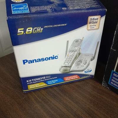 Computer software Microsoft XP, Shout, Media Now, a cordless phone and a radio