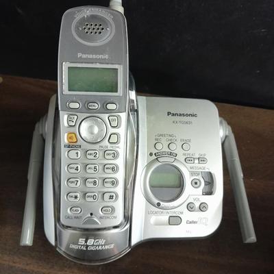 Computer software Microsoft XP, Shout, Media Now, a cordless phone and a radio