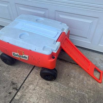 GATORADE RUBBERMAID 4x4 Cooler with Wheels
