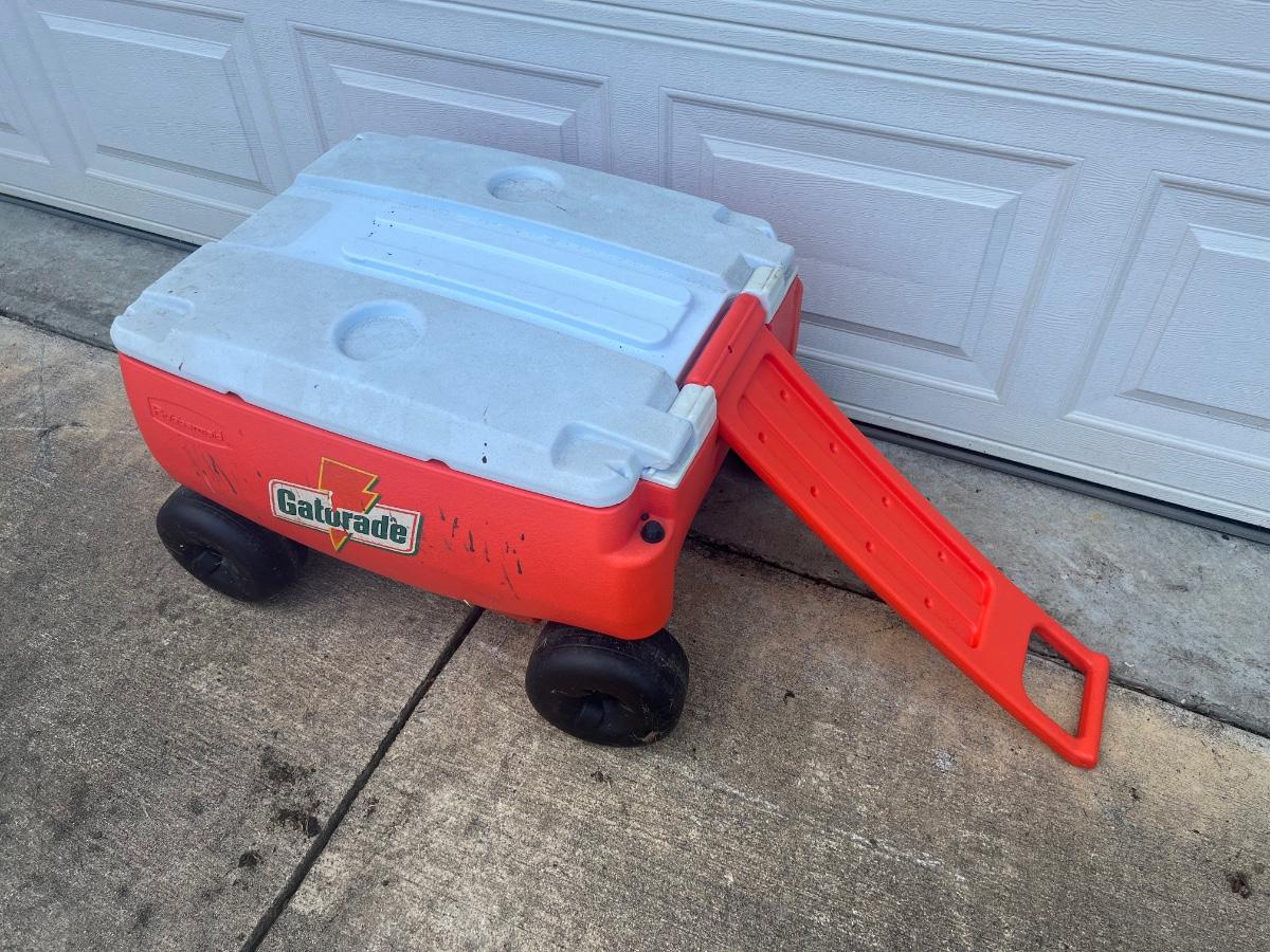 GATORADE RUBBERMAID 4x4 Cooler with Wheels | EstateSales.org