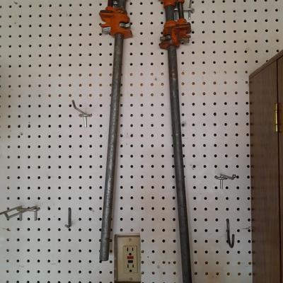Pair of pipe clamps